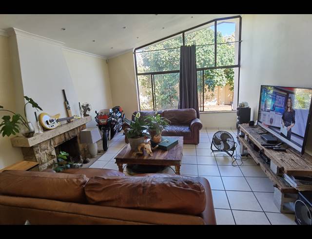 3 BEDROOM FREESTANDING TO LET IN STRAND CENTRAL